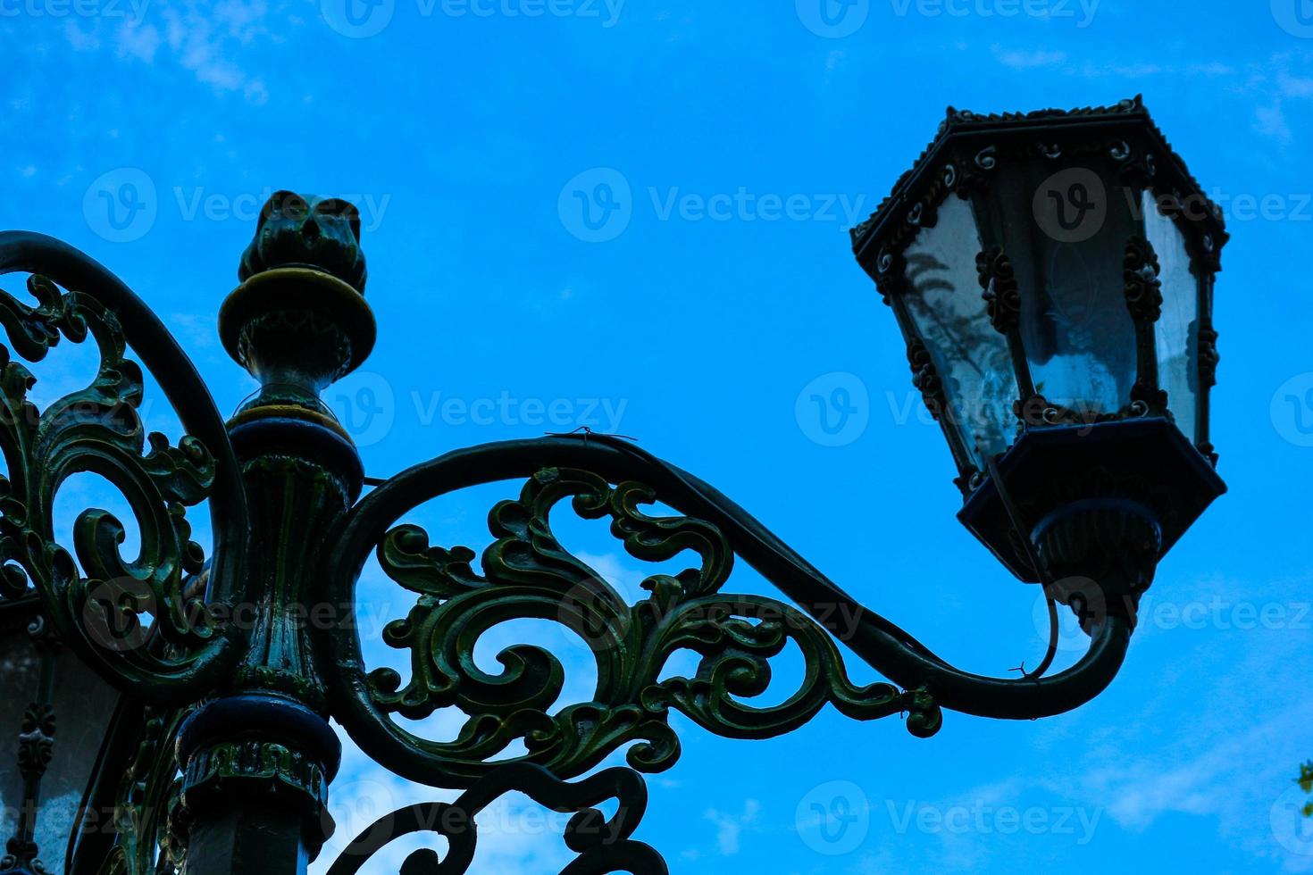 tipico strada lampada nel malioboro con blu cielo sfondo e bianca nube. foto