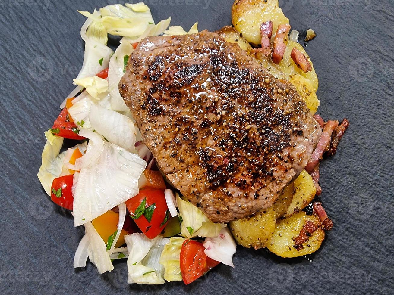 un' appena fritte Manzo bistecca a partire dal il frittura padella con delizioso ingredienti foto