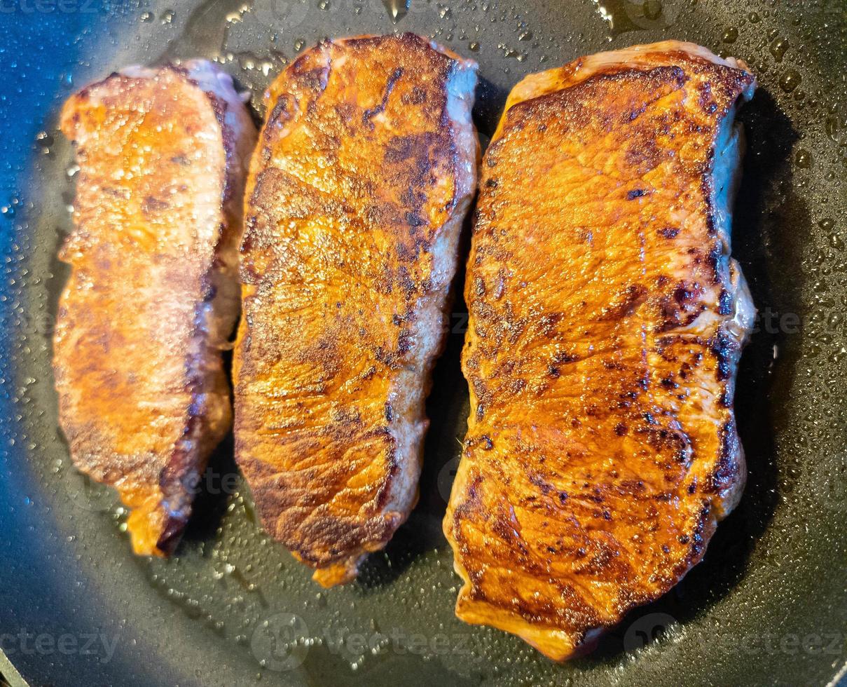 un' appena fritte Manzo bistecca a partire dal il frittura padella con delizioso ingredienti foto