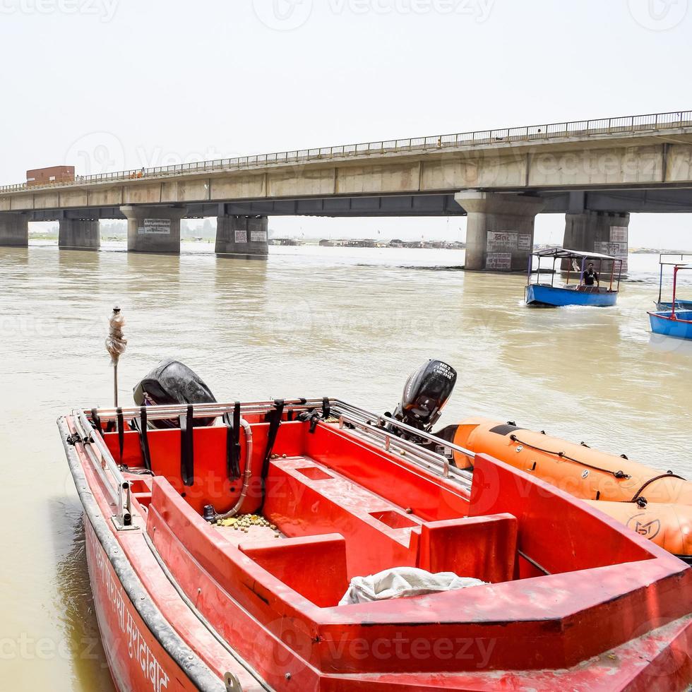 ganga come si vede a garh mukteshwar, uttar pradesh, india, si crede che il fiume ganga sia il fiume più sacro per gli indù, una vista di garh ganga brij ghat che è un luogo religioso molto famoso per gli indù foto