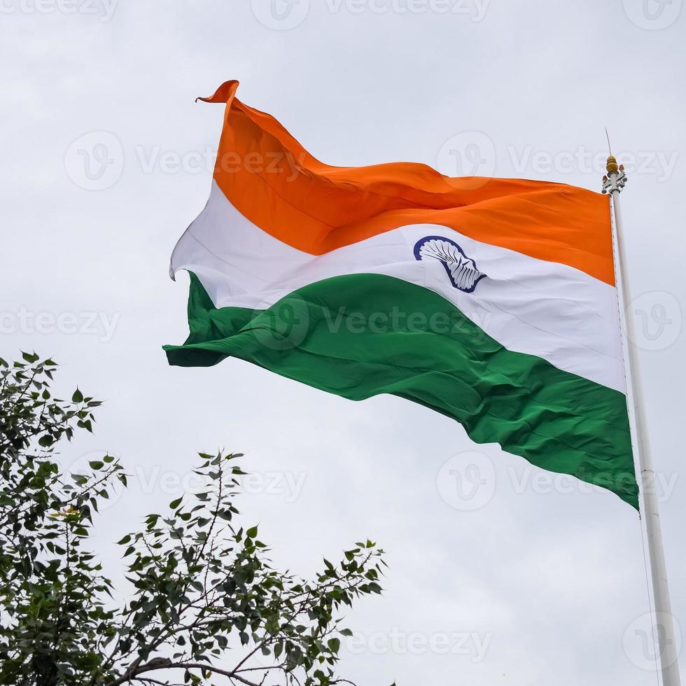 sventolando la bandiera indiana, bandiera dell'india, bandiera indiana che svolazza in alto a connaught place con orgoglio nel cielo blu, bandiera indiana, har ghar tiranga, sventolando la bandiera indiana foto