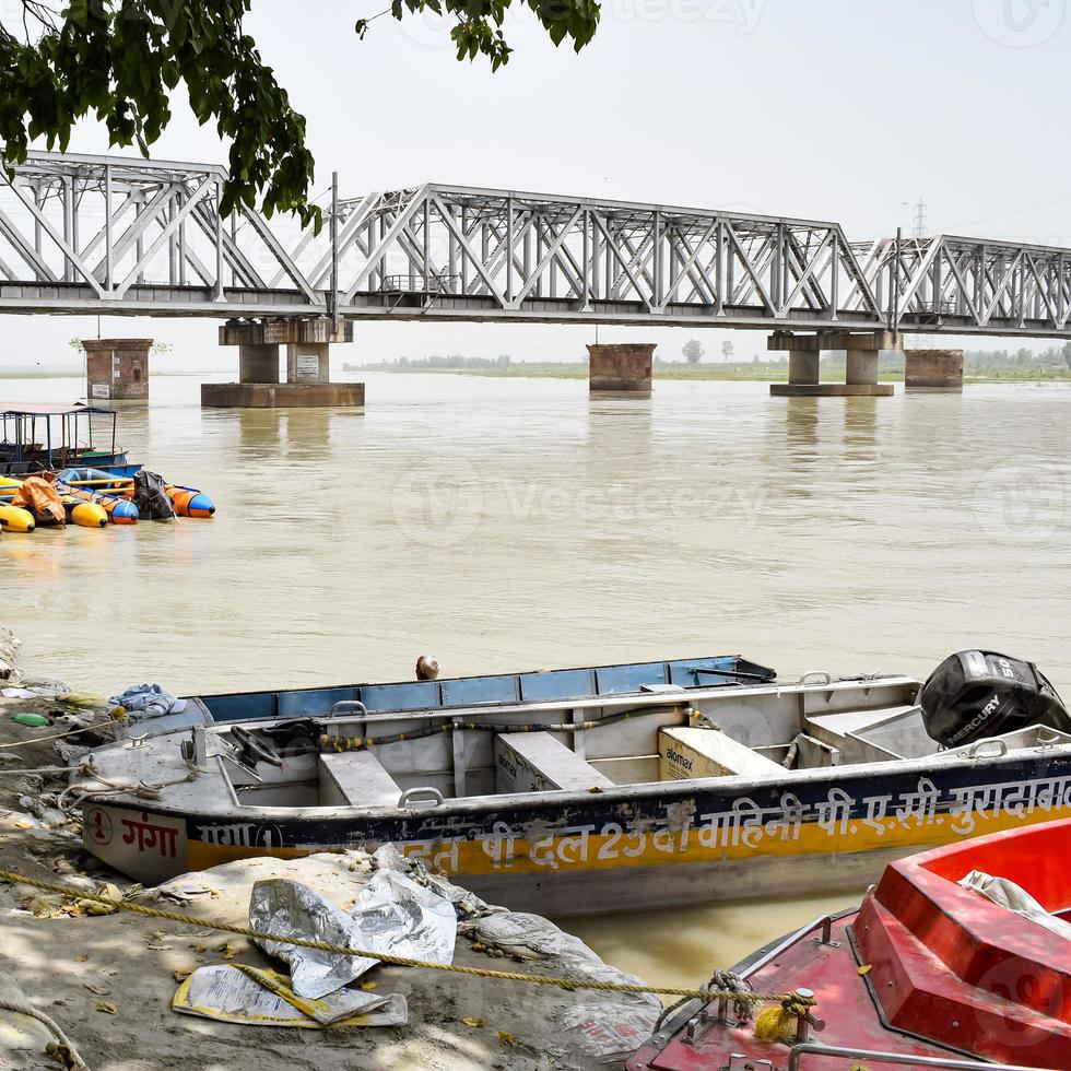 ganga come si vede a garh mukteshwar, uttar pradesh, india, si crede che il fiume ganga sia il fiume più sacro per gli indù, una vista di garh ganga brij ghat che è un luogo religioso molto famoso per gli indù foto