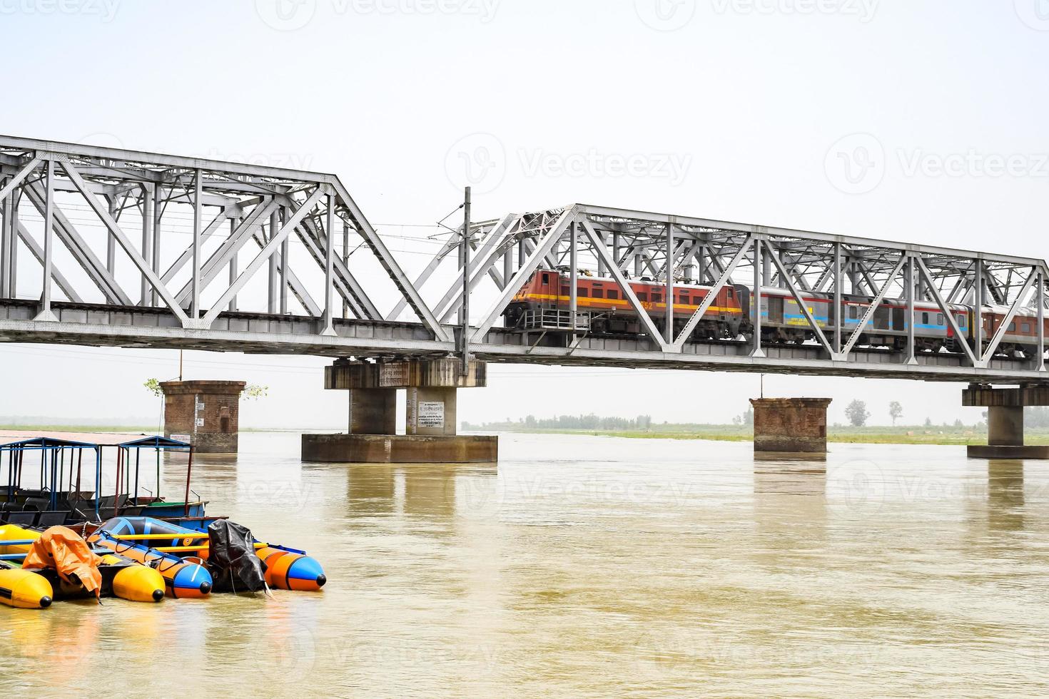 ganga come si vede a garh mukteshwar, uttar pradesh, india, si crede che il fiume ganga sia il fiume più sacro per gli indù, una vista di garh ganga brij ghat che è un luogo religioso molto famoso per gli indù foto