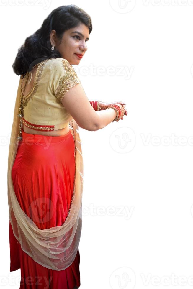 bellissimo donna vestito su come indiano tradizione con alcanna mehndi design su sua tutti e due mani per celebrare grande Festival di karwa chauth con pianura bianca sfondo foto