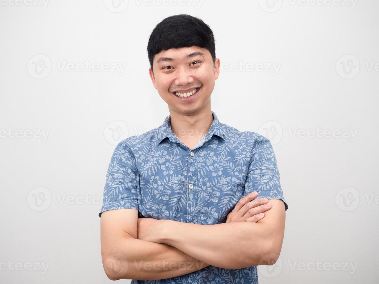 ritratto asiatico uomo blu camicia attraversare braccio contento Sorridi foto