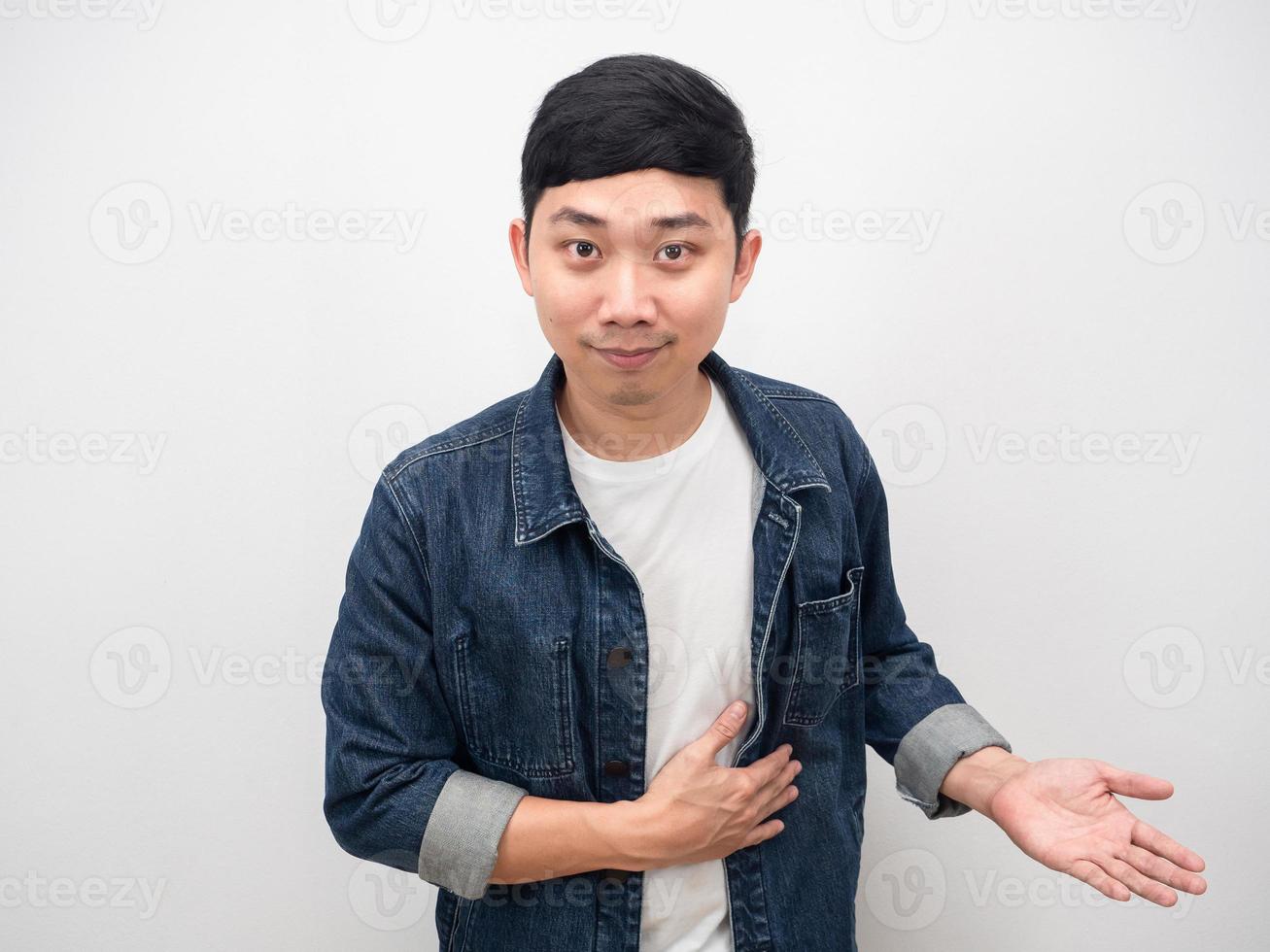 asiatico uomo jean camicia gesto rispetto, bello uomo suggerimento foto