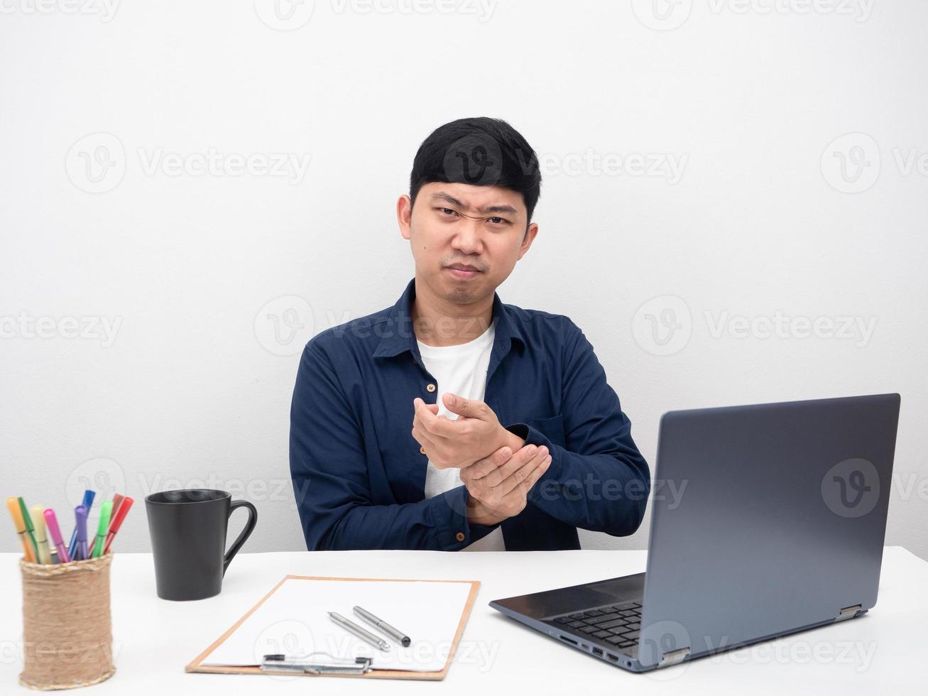 uomo seduta a ufficio posto di lavoro massaggio dolorante polso ufficio sindrome concetto foto