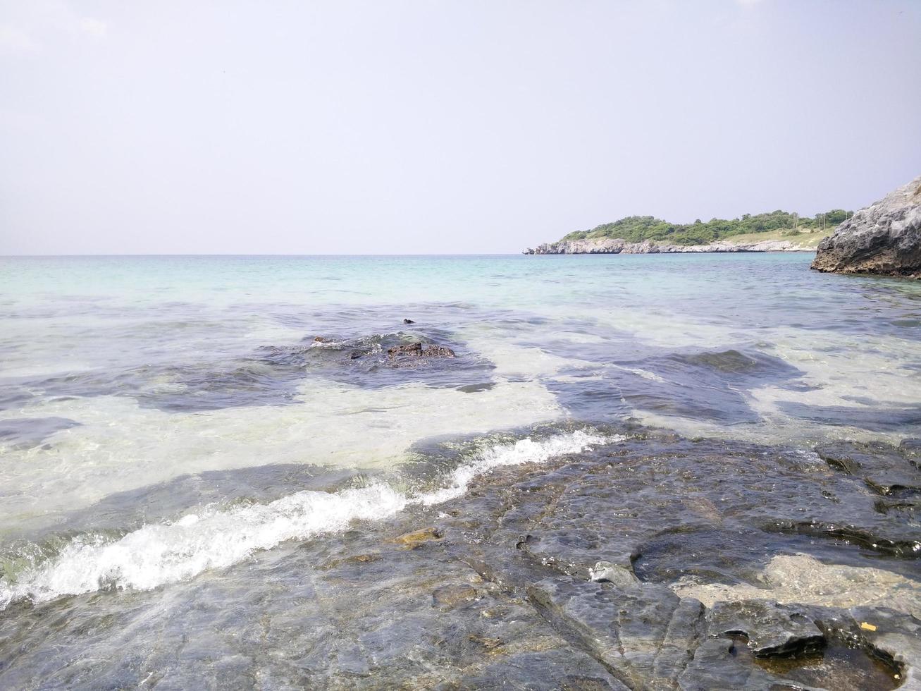 paesaggio mare nel Tailandia blu acqua e chiaro cielo bellissimo isola e montagna Visualizza foto