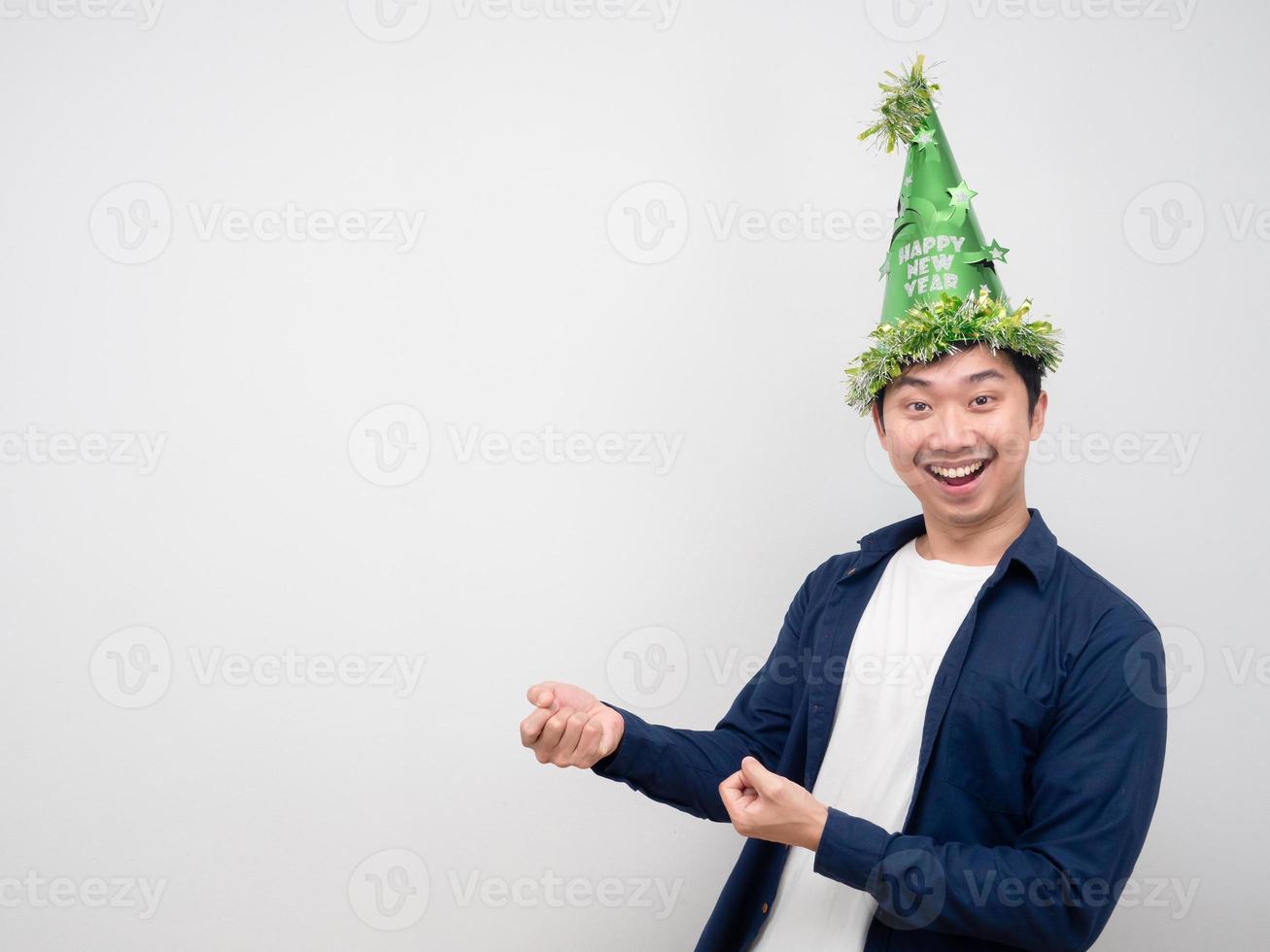 asiatico uomo indossare verde cappello allegro gesto Tirare corda copia spazio foto