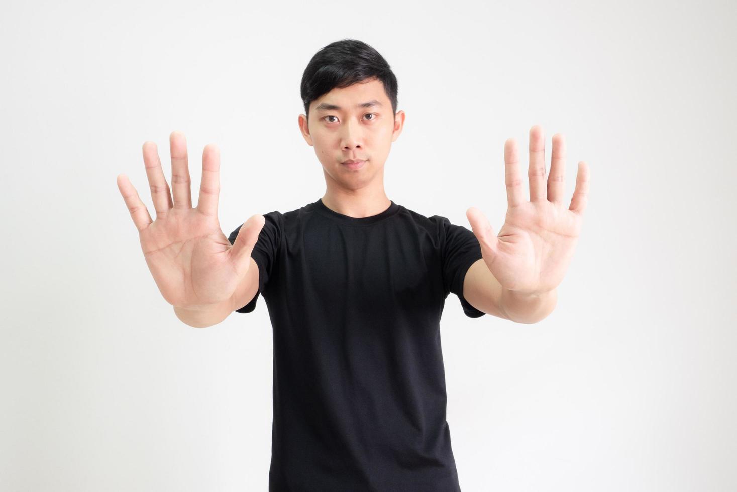 giovane asiatico uomo nero camicia contare uno per dieci di mano metà corpo su bianca isolato fondo, uomo conteggio numero concetto foto
