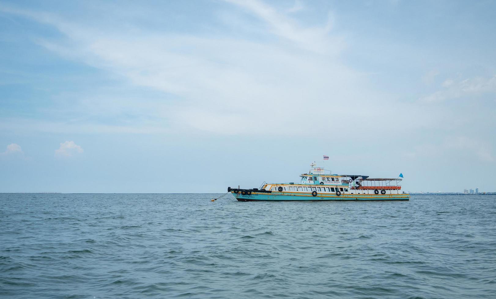 turismo nave su il oceano e blu cielo paesaggio, viaggio barca concetto per trasporto viaggiatore nel Tailandia con bellissimo mare e cielo foto