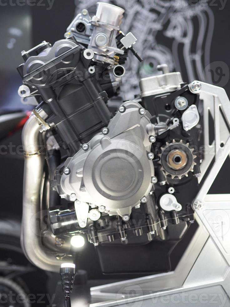 avvicinamento dettaglio nuovo motore di auto brillante e pulito a partire dal industria, motore metallico Ingranaggio di auto mezzi di trasporto concetto foto