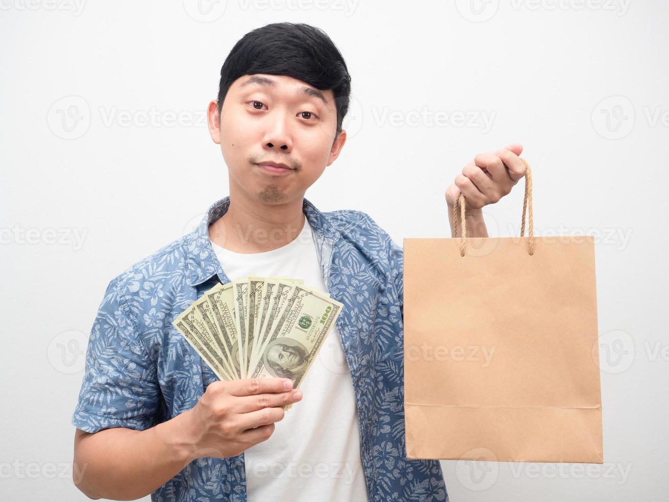 uomo Tenere un' lotto di i soldi gesto contento shopping foto