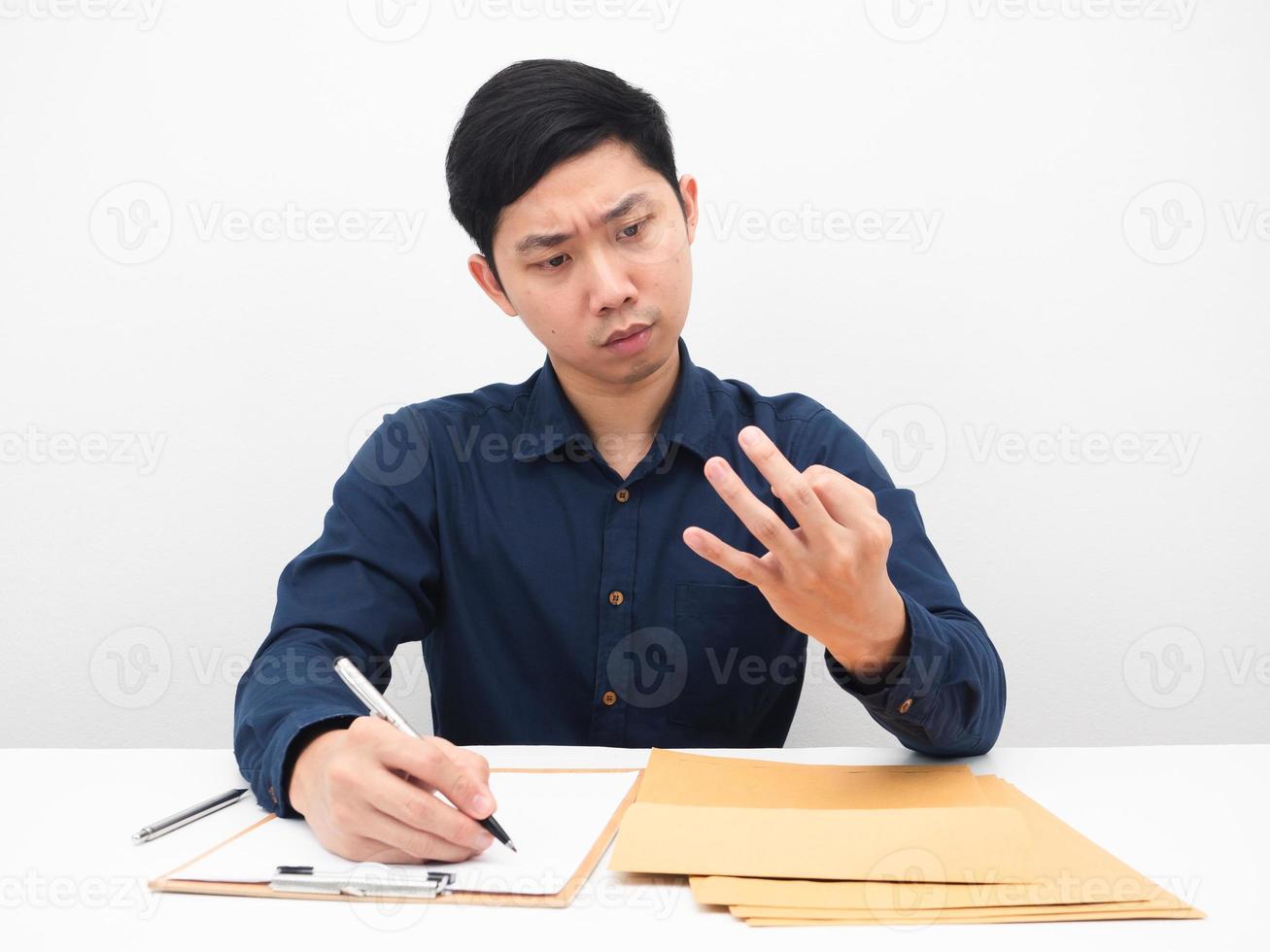 uomo Lavorando a il tavolo e conteggio il suo dito di finanziario foto