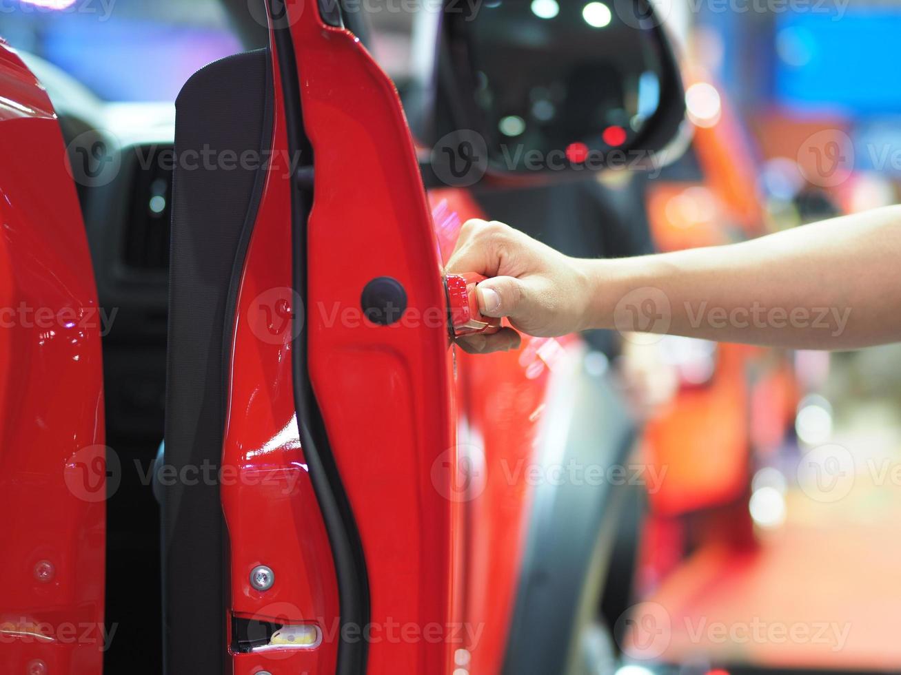 mano apertura il porta di auto rosso colore evento sfondo foto