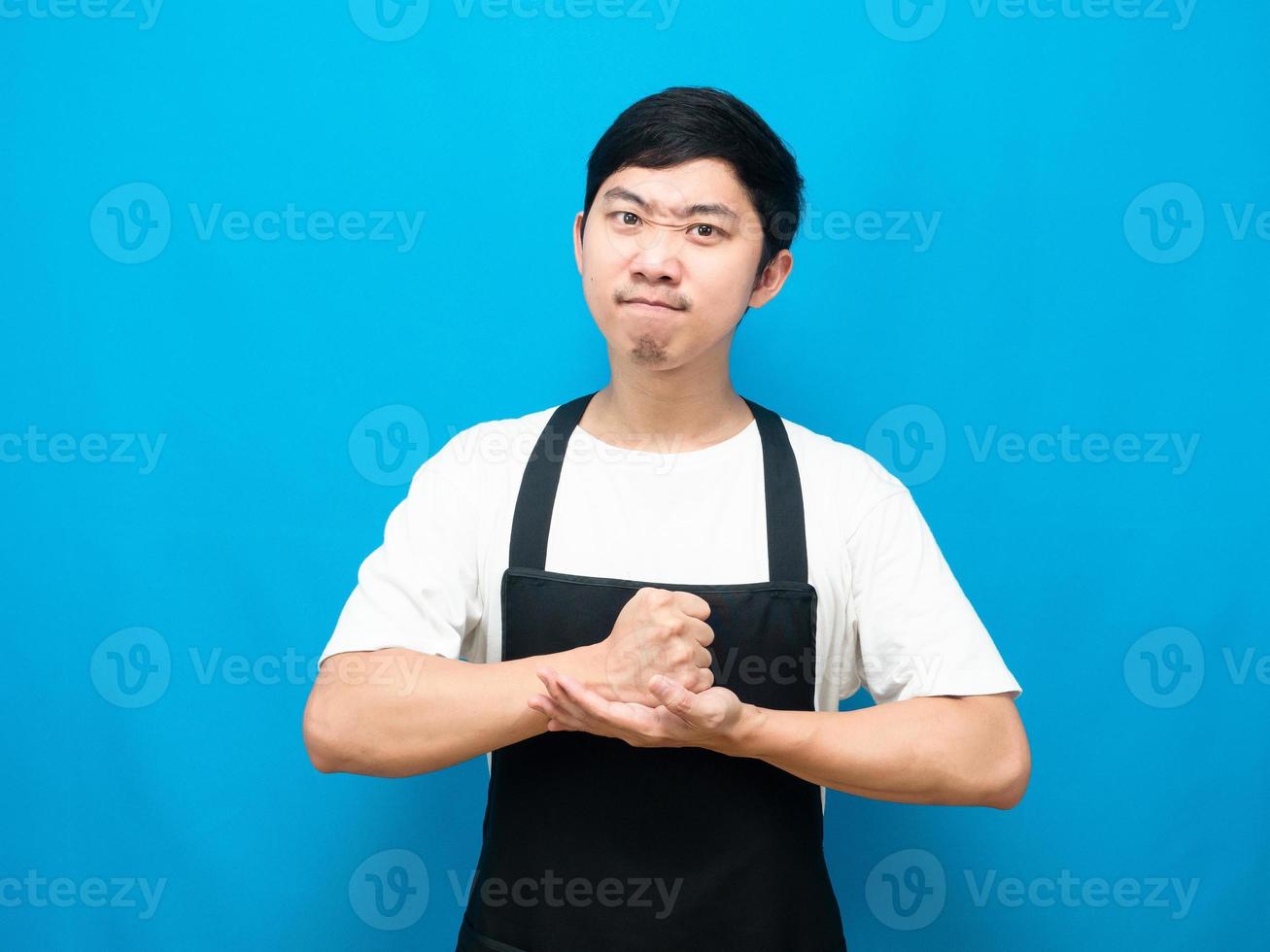 uomo indossare grembiule gesto cinfedent emozione blu sfondo foto