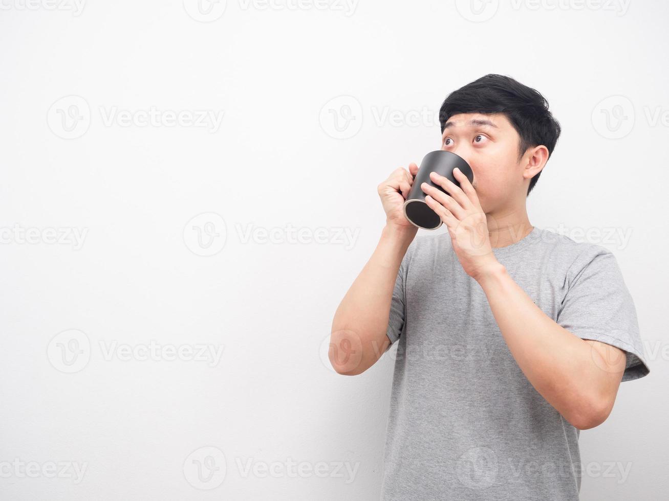 uomo grigio camicia potabile caffè e guardare a copia spazio foto