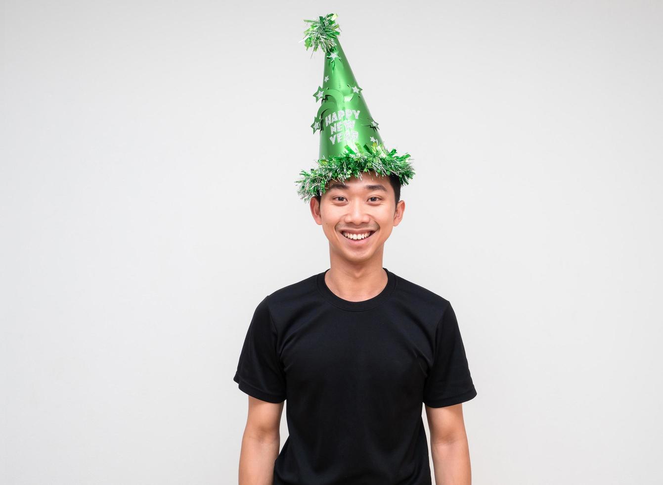 asiatico giovane uomo nero camicia con verde cappello contento Sorridi e allegro Guarda a telecamera su bianca isolato contento nuovo anno concetto foto