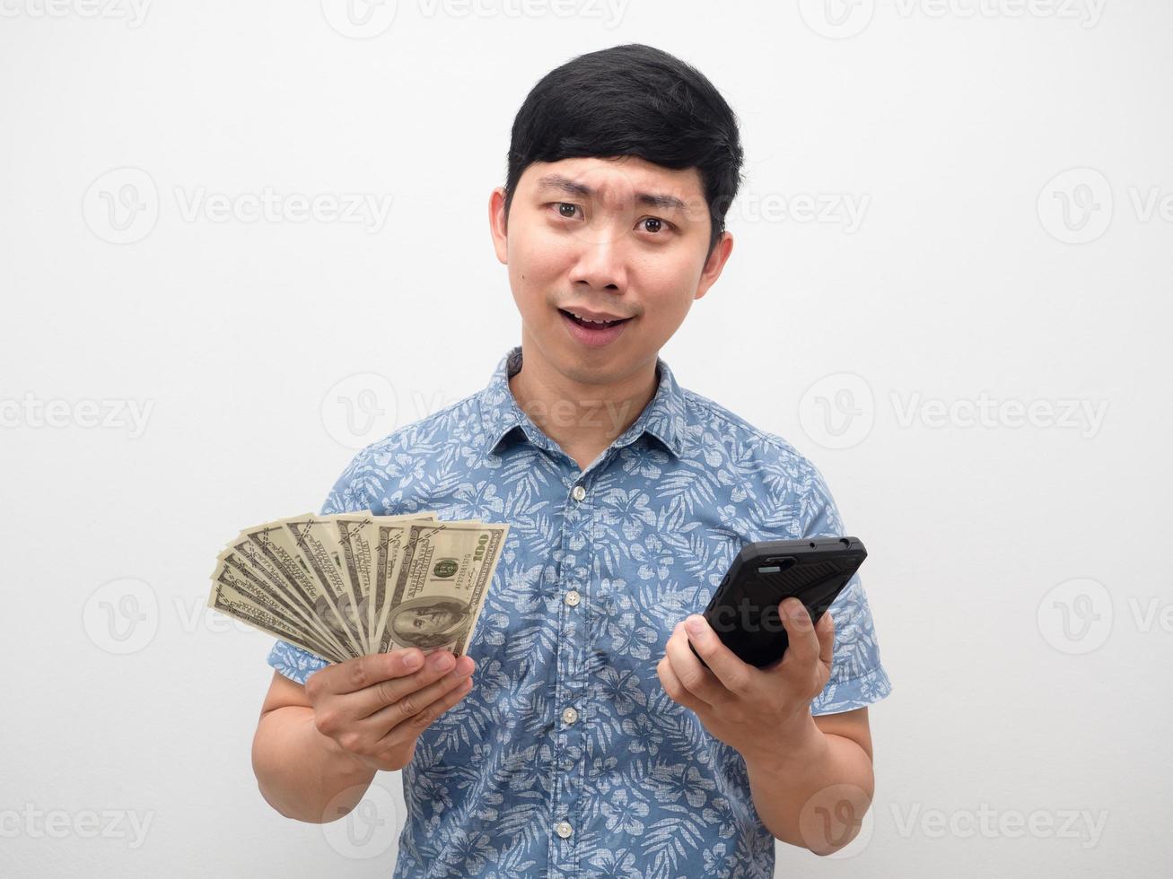 uomo blu camicia Tenere smartphone e un' lotto di i soldi isolato foto