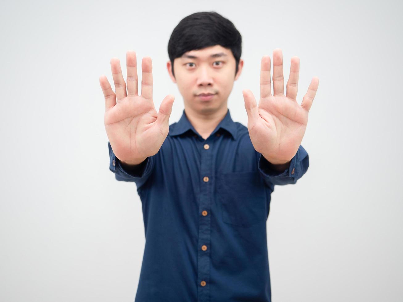 asiatico uomo mostrare vuoto mano Sorridi viso su bianca sfondo foto