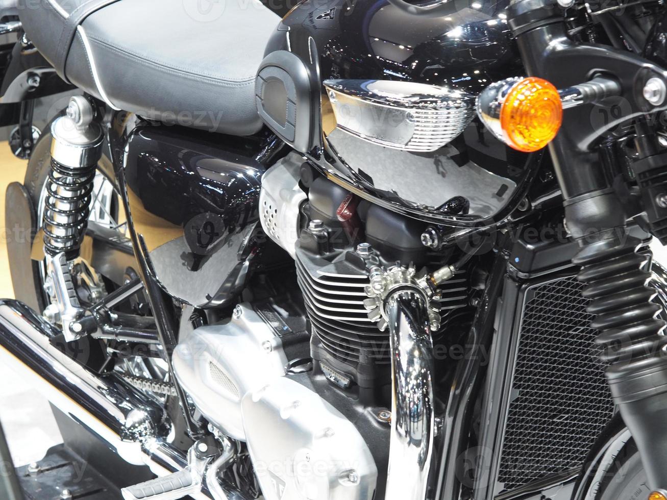 dettaglio di nuovo motore di motociclo tecnologia brillante e pulito a partire dal fabbrica il mezzi di trasporto concetto foto