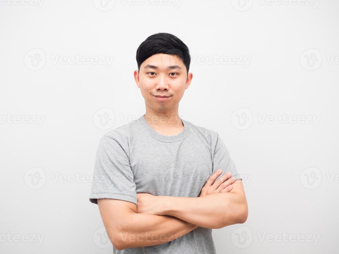 asiatico uomo grigio camicia corss braccia Guarda fiducioso bianca sfondo foto