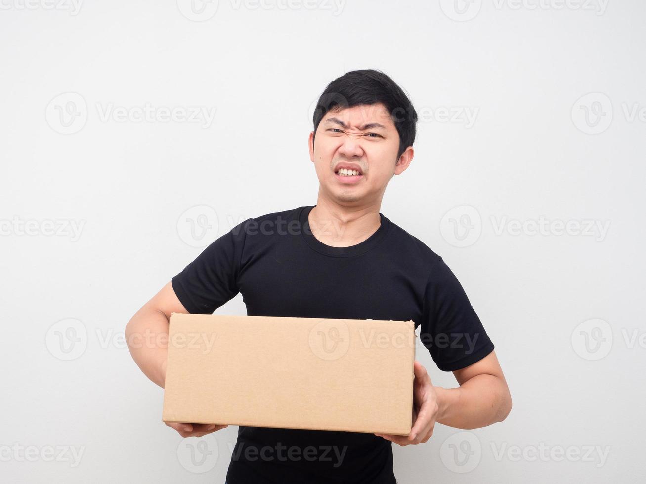 uomo Tenere pacco scatola sensazione pesante bianca sfondo foto