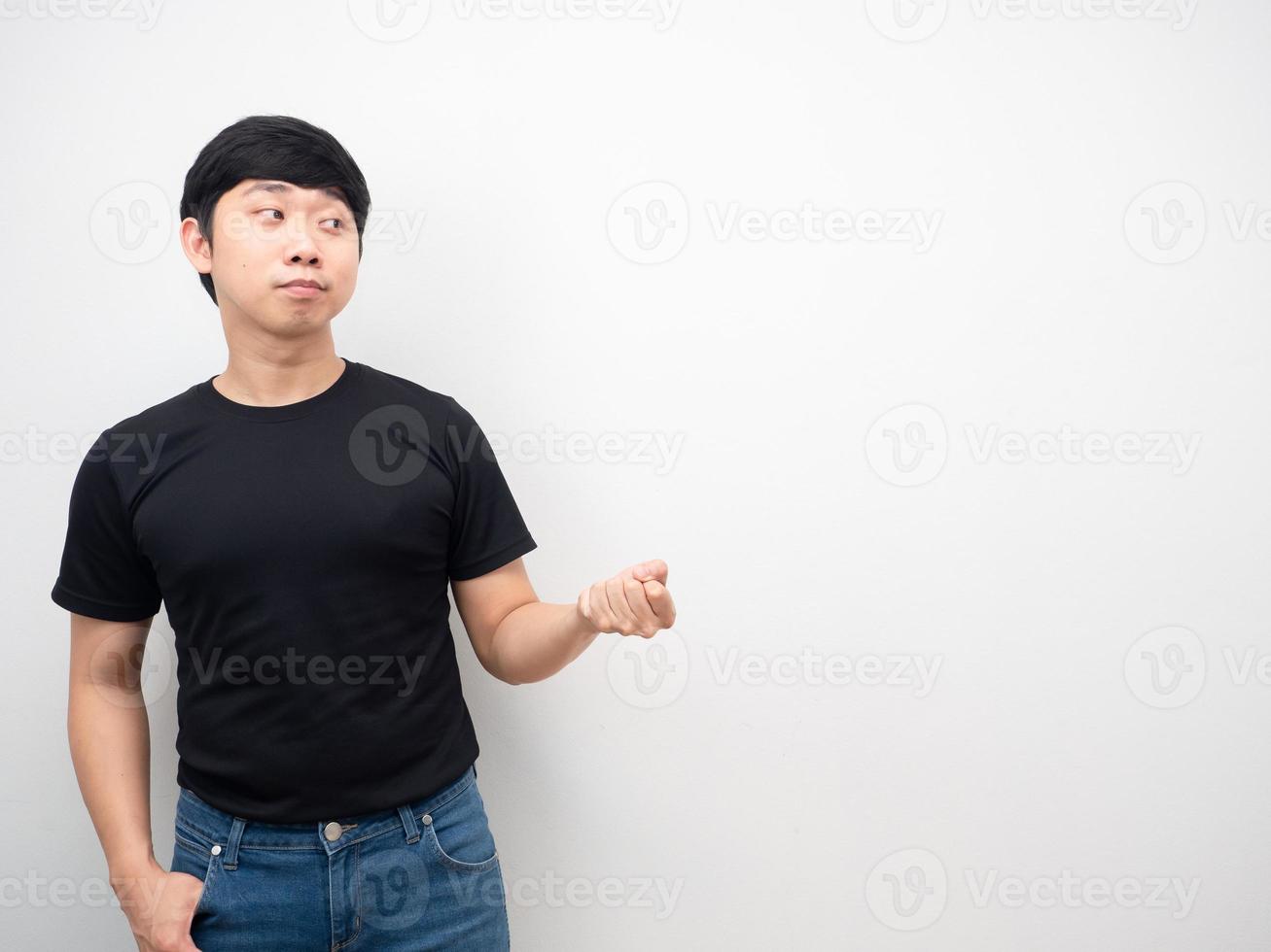 asiatico uomo con jeans gesto Tirare mano a copia spazio foto