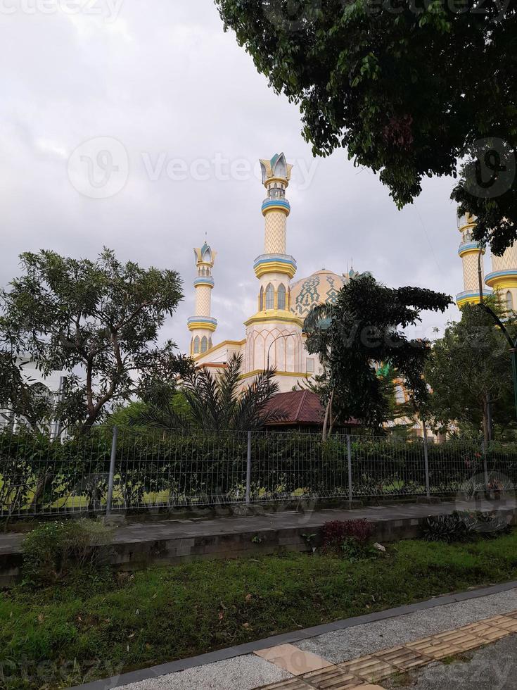 il minareti e cupole hubbul wathan moschea nel mataram città, Lombok isola, Indonesia foto