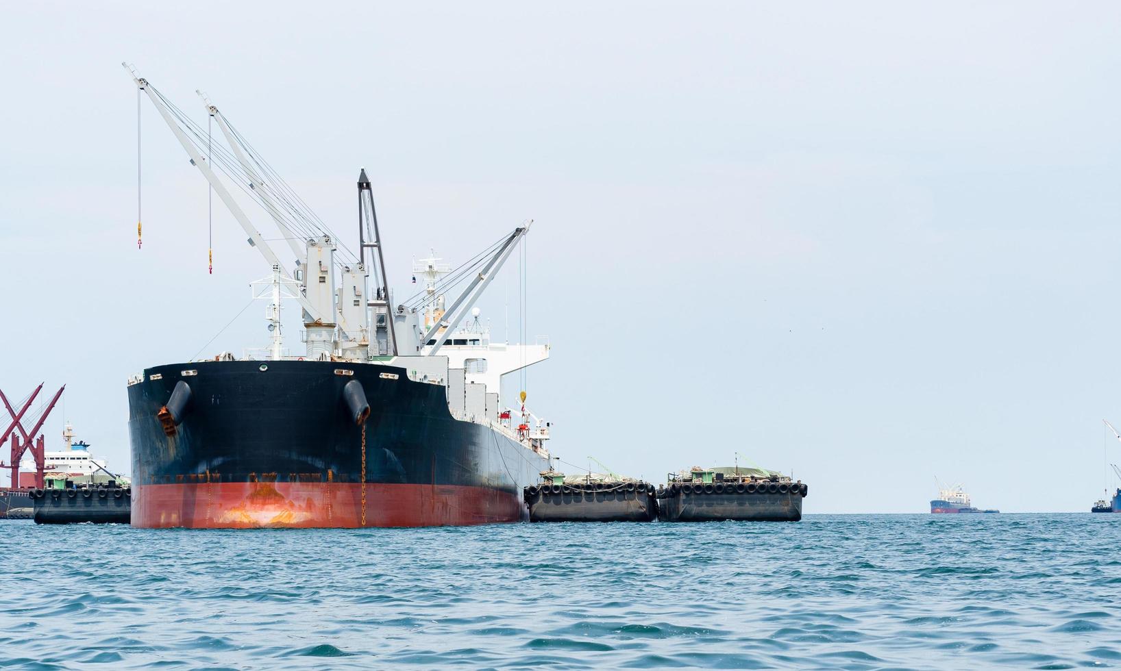 gru nel il industriale nave nel il oceano blu acqua e blu cielo paesaggio, logistica e mezzi di trasporto nave concetto nel il mare foto