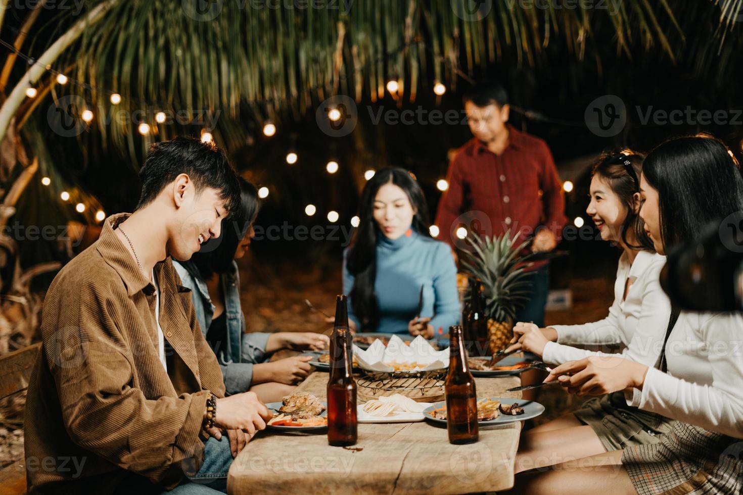 vai su di giovane asiatici raccogliere per un' giardino festa. foto