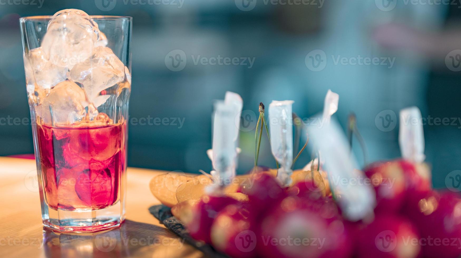 freddo cocktail con lime, Limone, Tonico, Vodka e ghiaccio foto