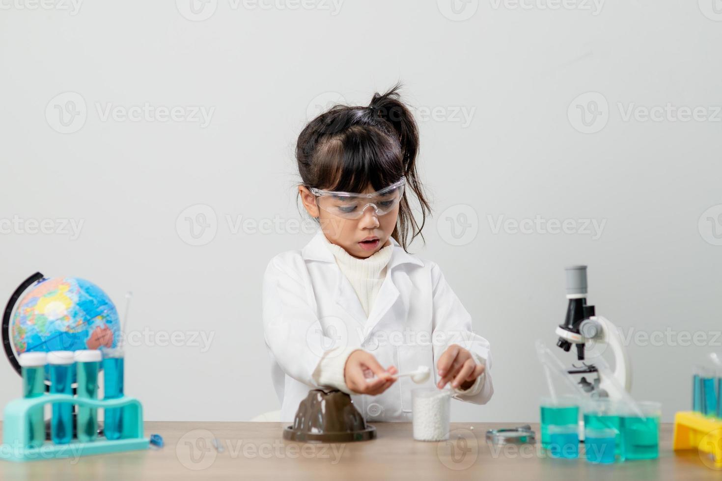 formazione scolastica, scienza, chimica e bambini concetto - bambini o studenti con test tubo fabbricazione sperimentare a scuola laboratorio foto