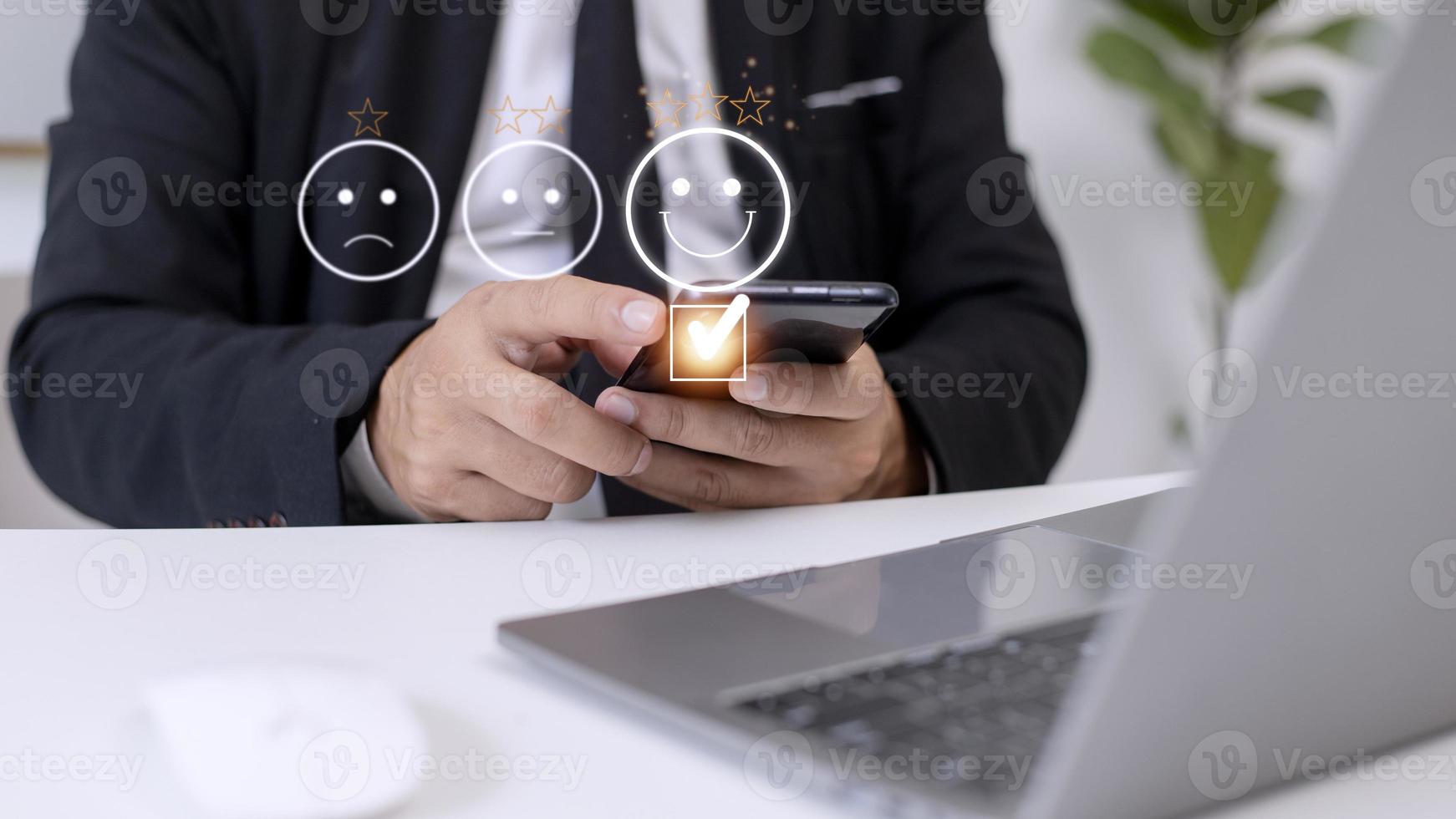 cliente servizio valutazione concetto. utilizzando un' smartphone è urgente viso emoticon sorridente nel soddisfazione su virtuale toccare schermo. foto