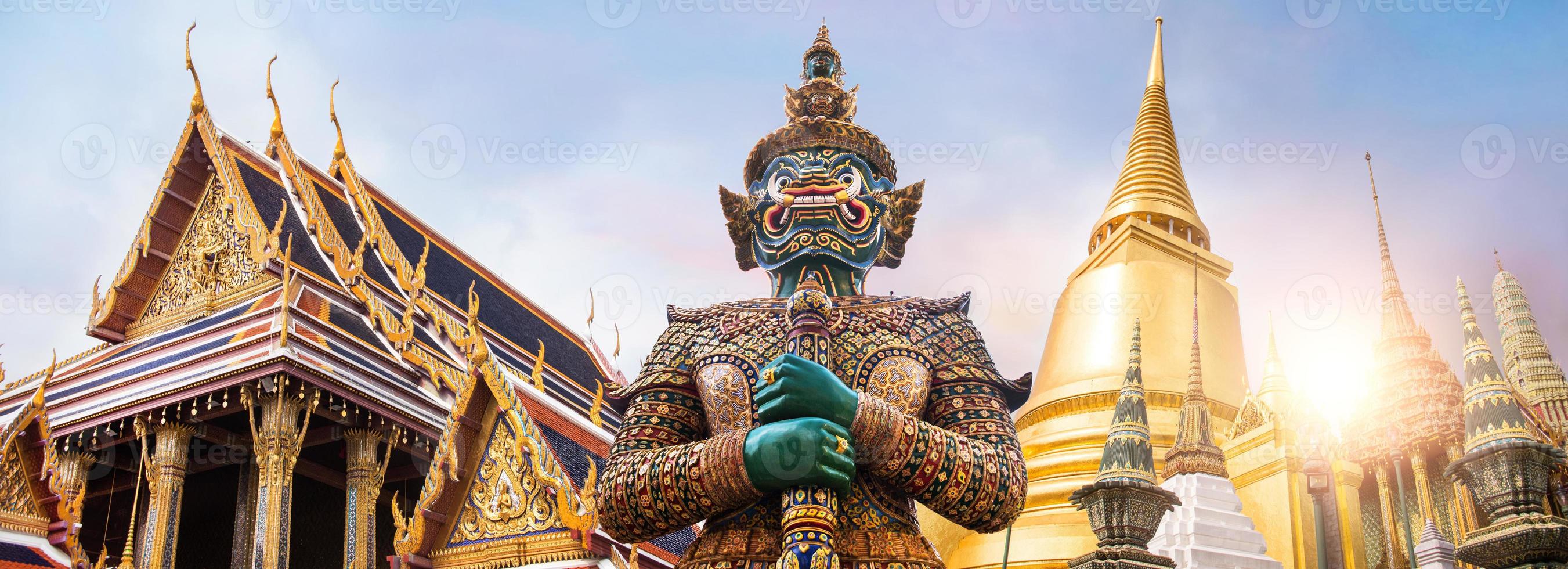 wat Phra guarda, Smeraldo Budda tempio, wat Phra Kaew è uno di di Bangkok maggior parte famoso turista siti foto