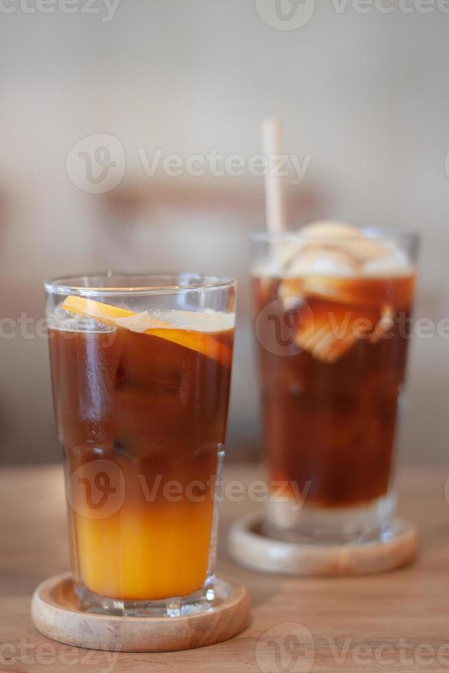 bicchiere di Americano misto con arancia succo foto