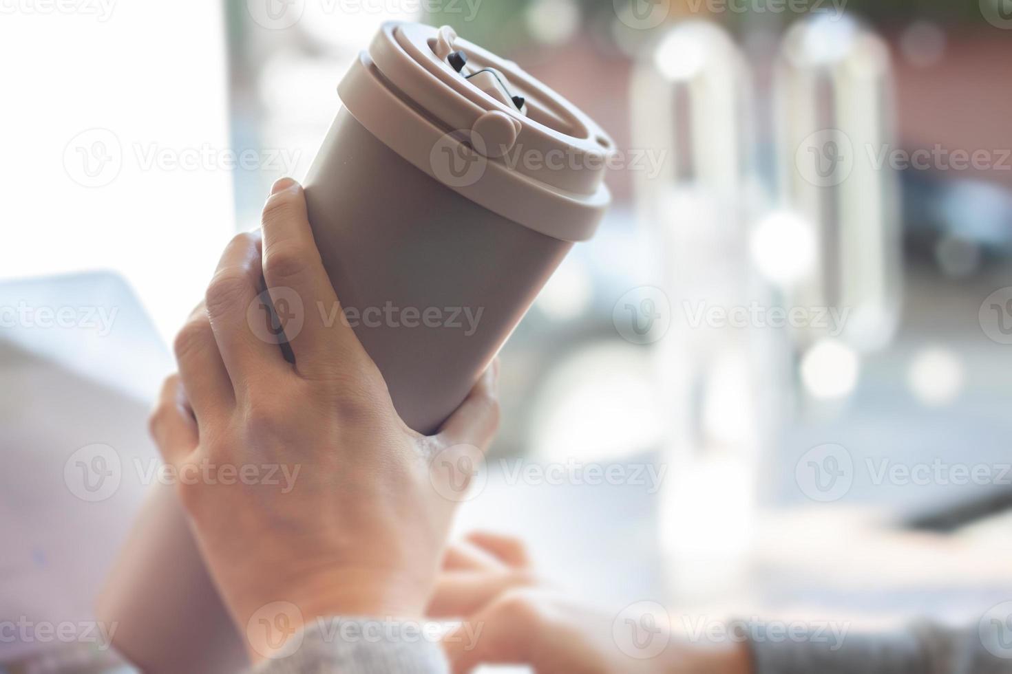 donna hold thermos inossidabile acciaio bottiglia foto