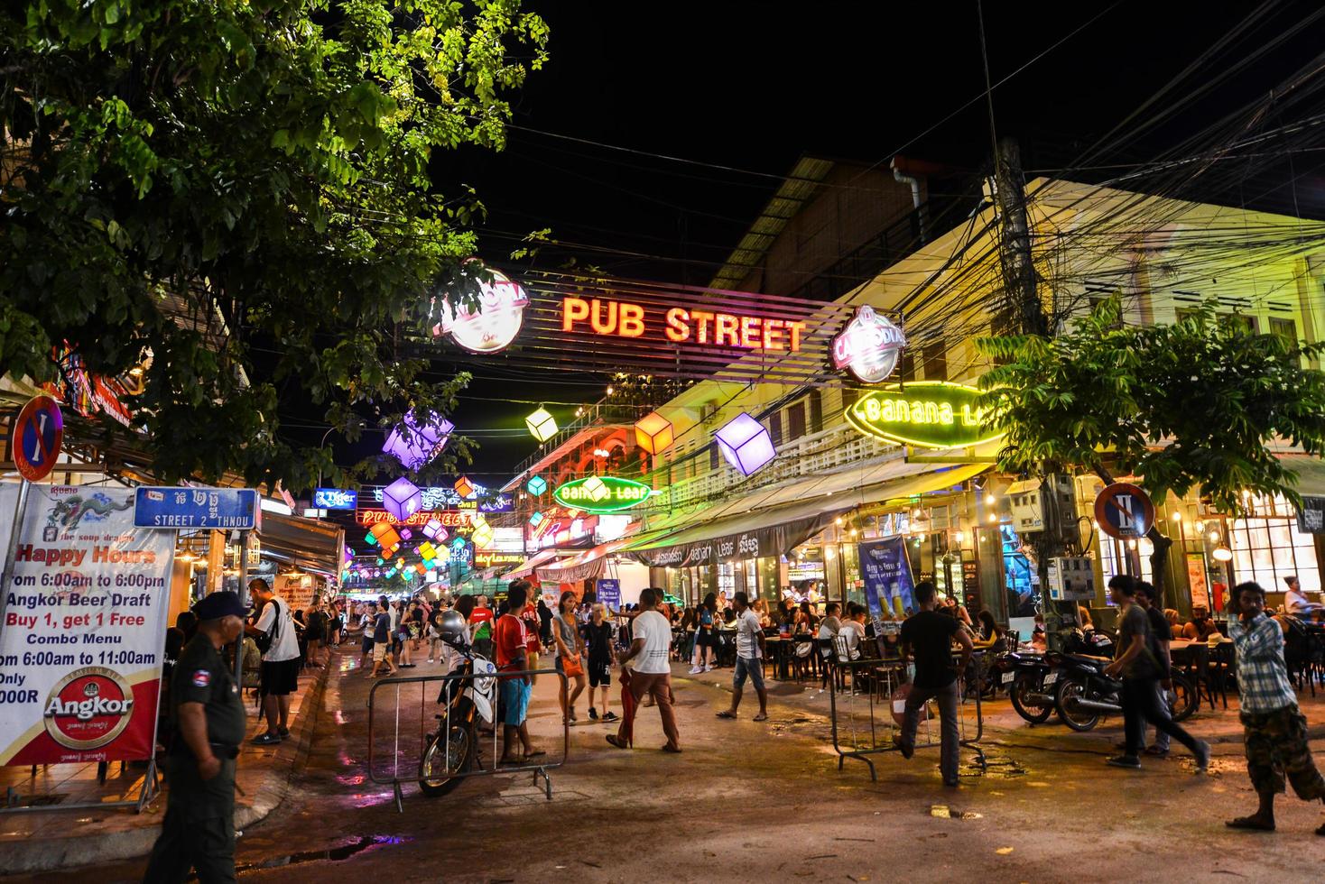 siem raccogliere, Cambogia - ago 03 2017. barre, ristoranti e luci lungo pub strada nel siem raccogliere, Cambogia a notte. foto