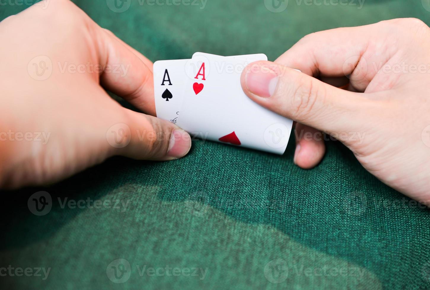 poker carte su mani foto