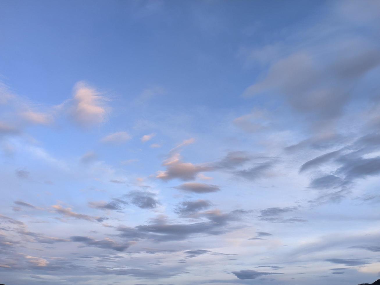 blu cielo con buio nuvole foto