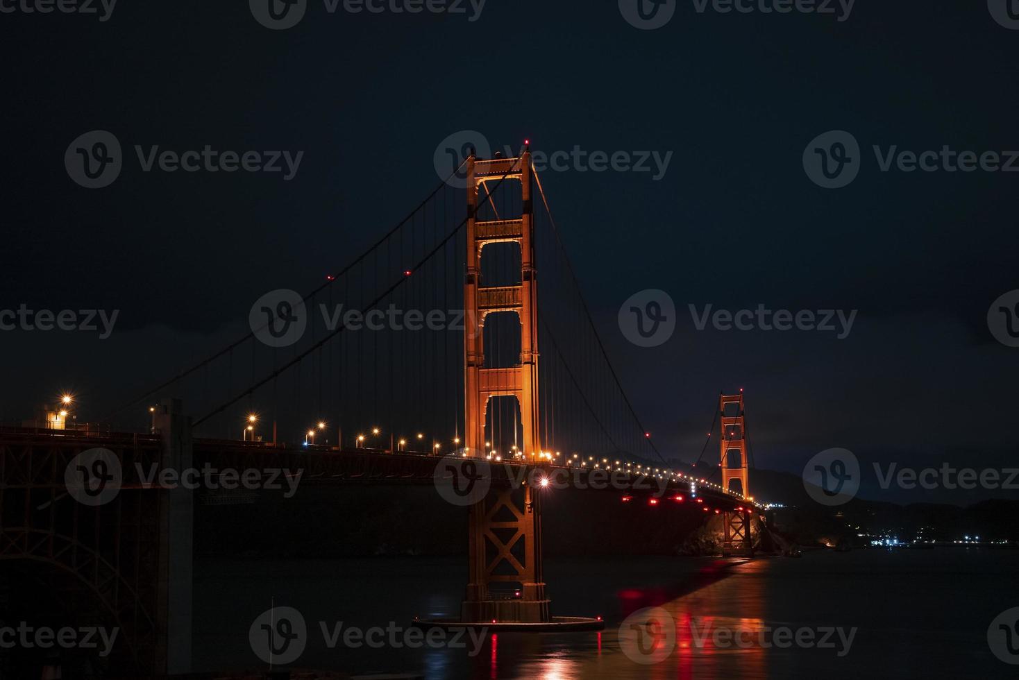 illuminato d'oro cancello ponte al di sopra di san Francisco baia a notte foto