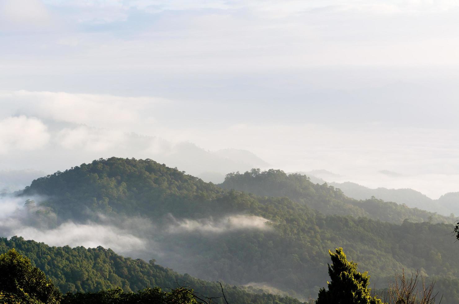 paesaggio di nube sopra cordigliera nel il mattina foto