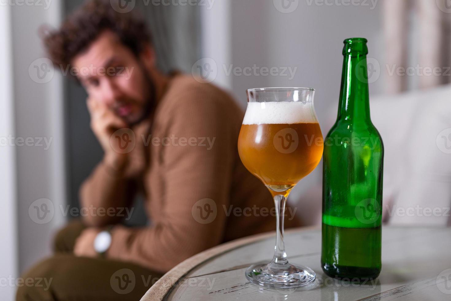 depresso triste giovane dipendente uomo sensazione cattivo potabile birra solo a casa, stressato frustrato solitario bevitore alcolizzato soffrire a partire dal alcool dipendenza avendo problema, alcolismo concetto foto