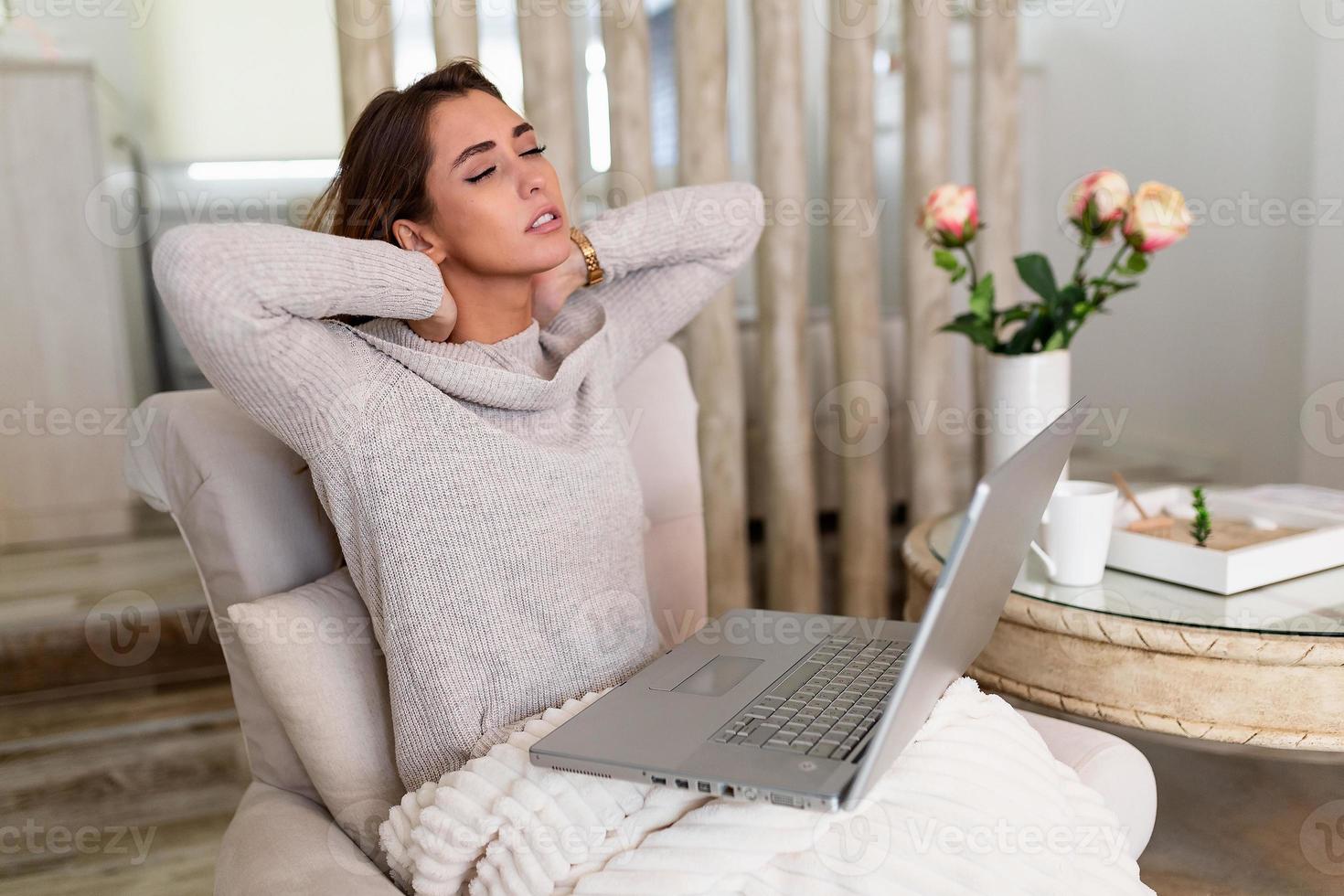 donna d'affari sensazione dolore nel collo dopo seduta a il tavolo con il computer portatile. stanco femmina sofferenza di ufficio sindrome perché di lungo ore computer opera. bella ragazza massaggio sua teso collo muscoli foto