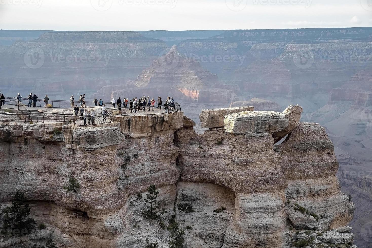 persone esplorando mille dollari canyon nazionale parco a partire dal osservazione punto foto