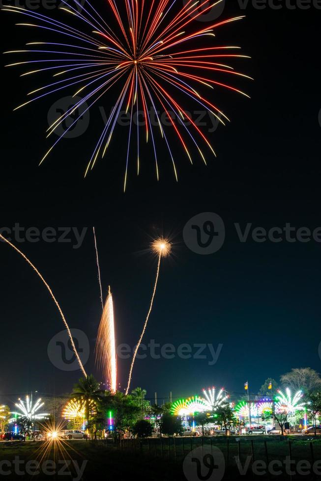 fuochi d'artificio celebrazione a notte nel il tempio foto