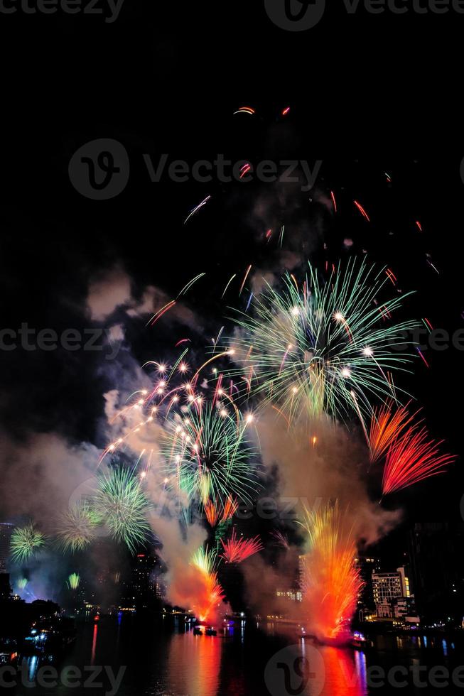 fuochi d'artificio su il fiume a notte foto