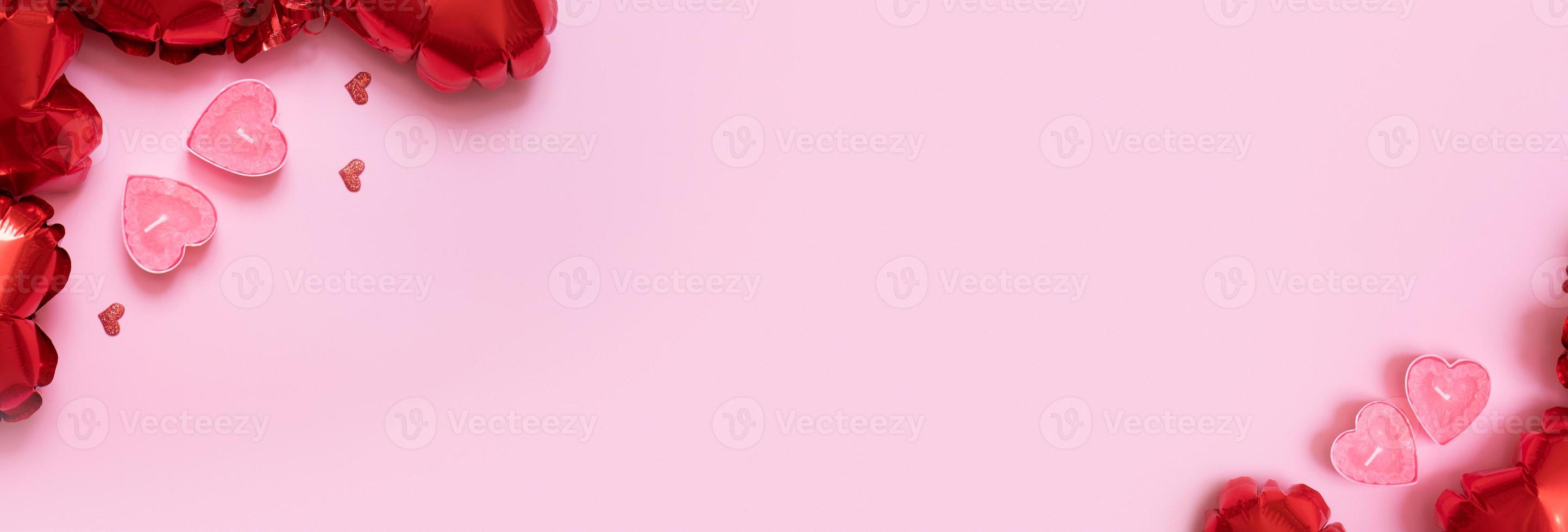 regalo scatola, candele e rosso cuore forma baloons su rosa sfondo. san valentino giorno sfondo con copia spazio foto