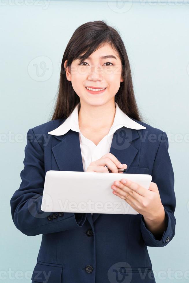 adolescenziale ragazza nel completo da uomo utilizzando computer digitale tavoletta foto