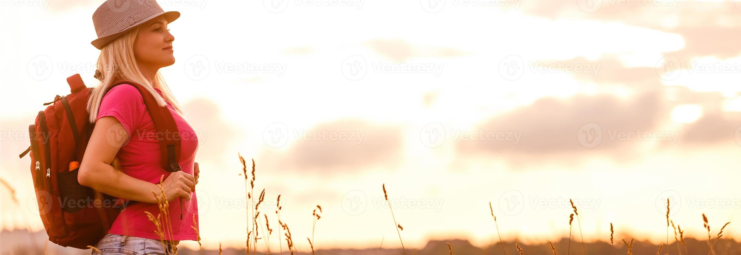 fricchettone giovane ragazza con zaino godendo tramonto. turista viaggiatore su sfondo. foto